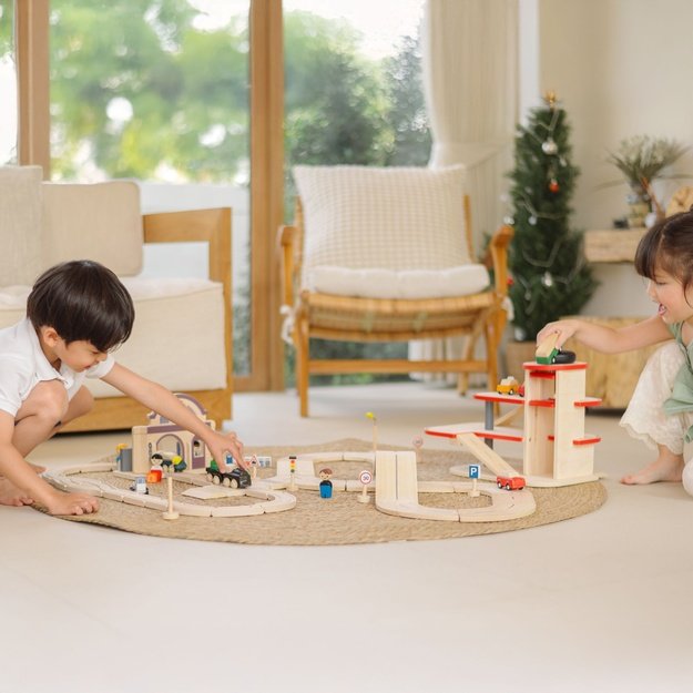 PlanToys lavinimo priemonė - Miesto transporto žaidimų rinkinys su geležinkeliu ir keliais  (PT2621)
